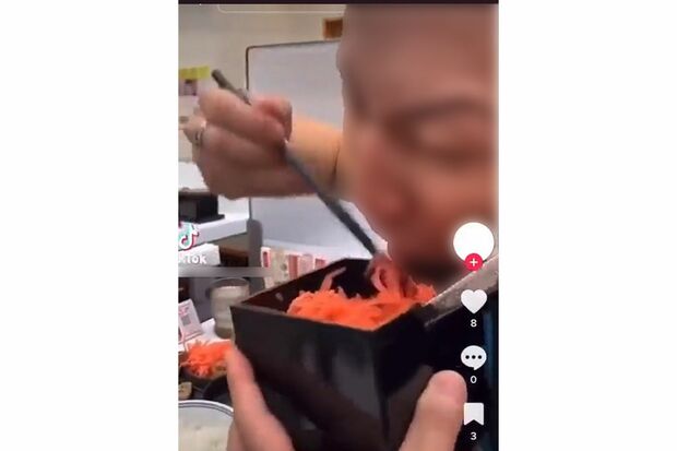 TikTokに投稿された吉野家の紅生姜を“直食い”する様子