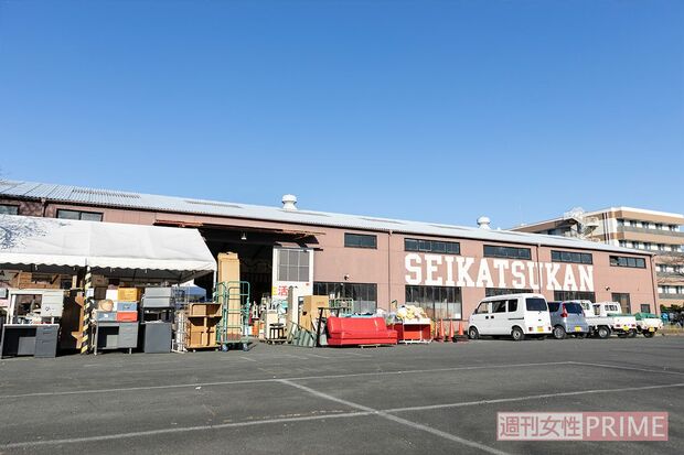 大型の目玉商品が店の外にもずらりと並ぶ。店内には家具や家電、食器や雑貨がきれいに整頓され、隙間なく陳列されている
