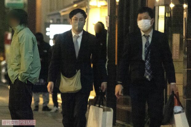 空気階段・水川かたまり結婚式　帰路につくやさしいズ佐伯元輝(左)とサンシャインのぶきよ(右)