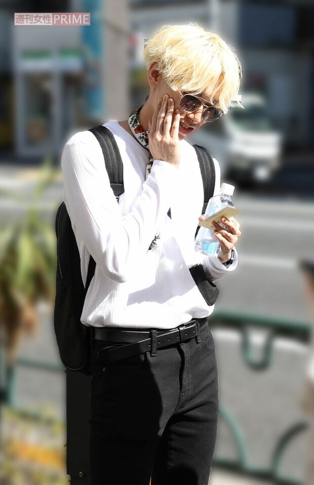 直撃に対して笑顔を見せる法月康平