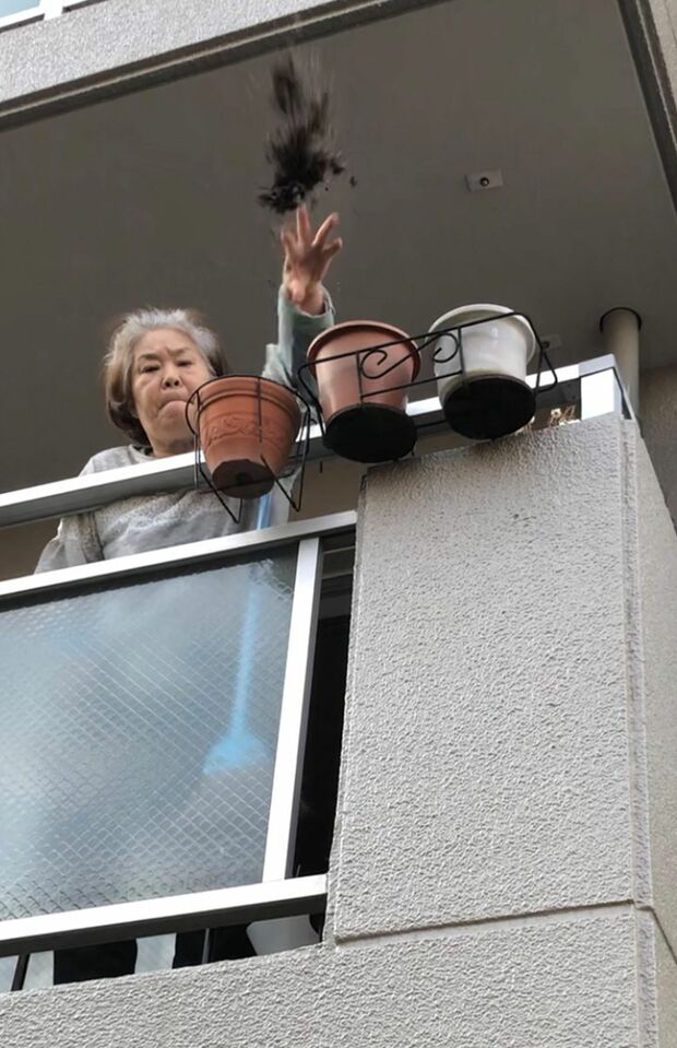 砂を投げつける容疑者