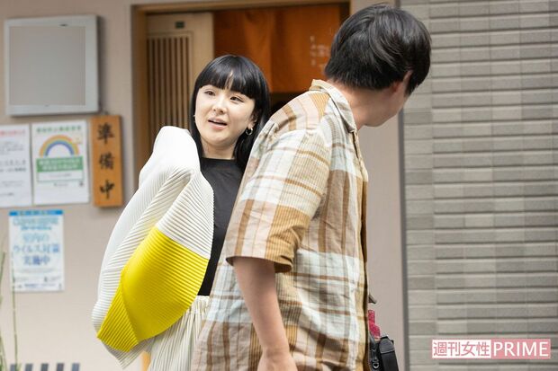 '21年5月、高級天ぷら店を後にする『ウーマンラッシュアワー』の村本大輔と松田ゆう姫