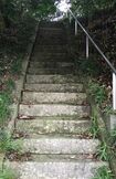 男厄除坂は男の厄年を払うためにつくられた坂で総数44段。この上には、大師堂がある