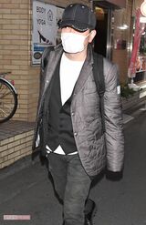 '20年、ユーチューバーデビューについて直撃取材を受ける宮迫博之