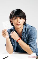 大ヒット漫画の映画化『君に届け』の特写でタイトル、公開日、役名を直筆で披露しプロモーション。「（好きな女性には）アプローチします」（'10年撮影）撮影／週刊女性写真班