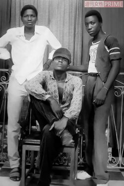 19歳、専門学校生のころ。ガーナの写真館にて。(左)幼なじみの友人、(中央)兄メンサーさん、(右)トニーさん