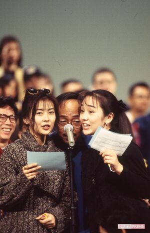 中山美穂と西田ひかるに挟まれ歌う谷村新司('93年『紅白歌合戦』リハーサル)