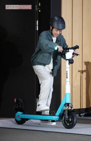 2024年10月、『LUUP』新CM発表会にて電動キックボードを試乗する二宮和也