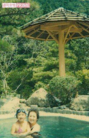 京都旧宅の庭のプールで楽しそうな笑顔のふたり