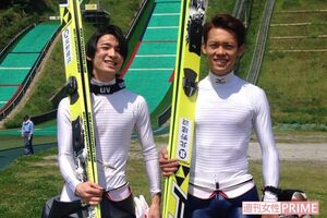 2年前に2人でジャンプ台へ行った際に撮影。左が弟の寿、右が兄の択。笑った顔はそっくりだ