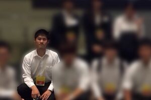 北野容疑者と同僚と思われる行員との集合写真(本人SNSより)