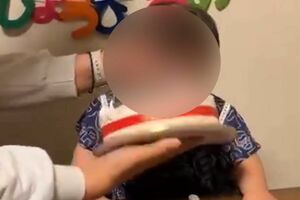 顔にケーキを押し付けられた幼児（拡散された動画より）