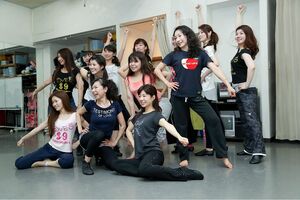 レッスン後半は、ステップの組み合わせによるコンビネーション。最後はポーズをとってキメる!