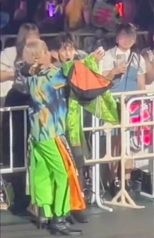 ファンのスマホで“自撮りファンサ”を行う『HiHi Jets』の猪狩蒼弥（左）と『Aぇ! group』の佐野晶哉（ツイッターより）