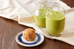 【朝】オートミールおにぎりとパーフェクトスムージー 撮影/KATOMI(STUDIOEYE)