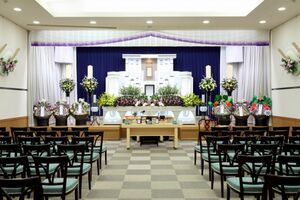 現在のような緊急状況で葬儀を行う際、どんな問題が起こり得るのか？