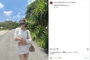 トップスもパンツもかなりのショート丈で、さらに薄手の素材を使用しているため、中の“紐ビキニ”が透けて見えるセクシーなショットを公開した王林（本人のインスタグラムより）