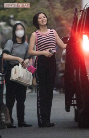 ドラマ『地面師たち』撮影終了後は、大胆なノースリーブで帰路に就いた池田エライザ（2023年9月）