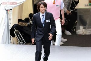 5月22日、ドラマ『だが、情熱はある』撮影に臨む高橋海人、後方には“相方”が