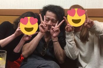 両脇に女性と囲まれてダブルピースをする小栗旬（東谷義和氏のTwitterより）