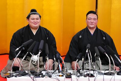 横綱昇進の伝達式を終えて記者会見する大の里と二所ノ関親方（共同通信社）