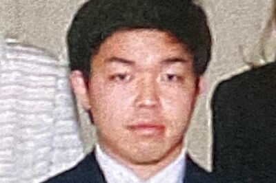 スーツ姿の小澤正彦容疑者（卒業アルバムより）