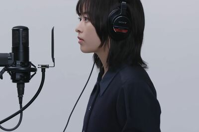 『THEFIRSTTAKE』で歌声を披露する森七菜。ヘッドホンの左右が逆になっている（YouTubeより）