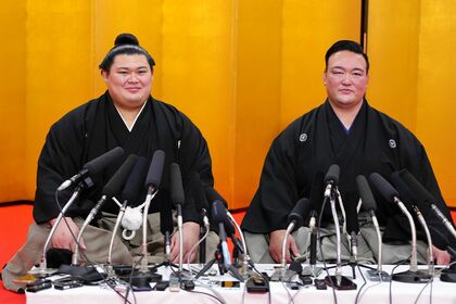横綱昇進の伝達式を終えて記者会見する大の里と二所ノ関親方（共同通信社）