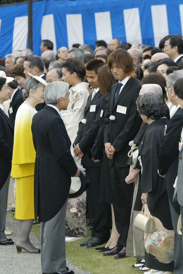 ［写真］日韓W杯終了後、園遊会に。天皇陛下からお言葉を（'02年10月31日）