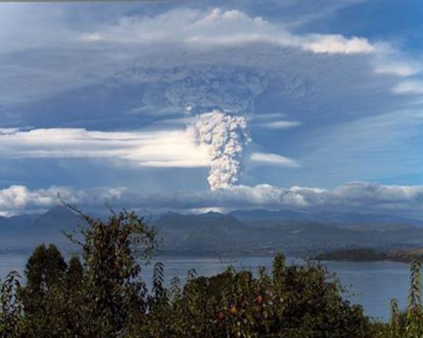 2010年にチリ中部で発生したマウレ地震では、プジェウエ・コルドン・カウジェ山が大噴火（写真は高橋教授提供）