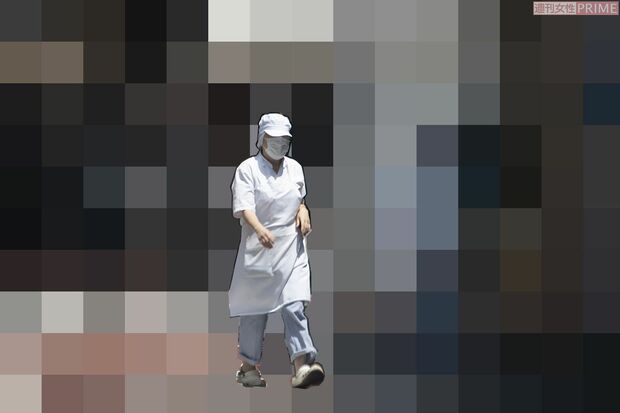 洋菓子店の事務所から作業着姿で現れた小室佳代さんは帽子を深くかぶっていた