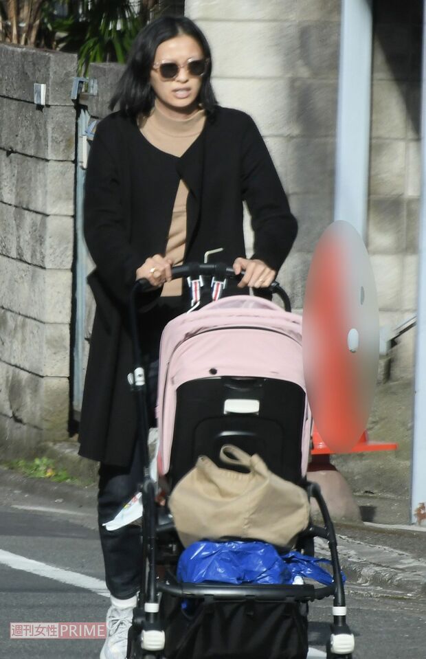 '19年3月 近所を散歩する賀来賢人・榮倉奈々夫妻