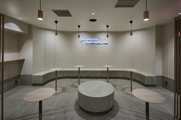 室内は白を基調としたおしゃれな空間