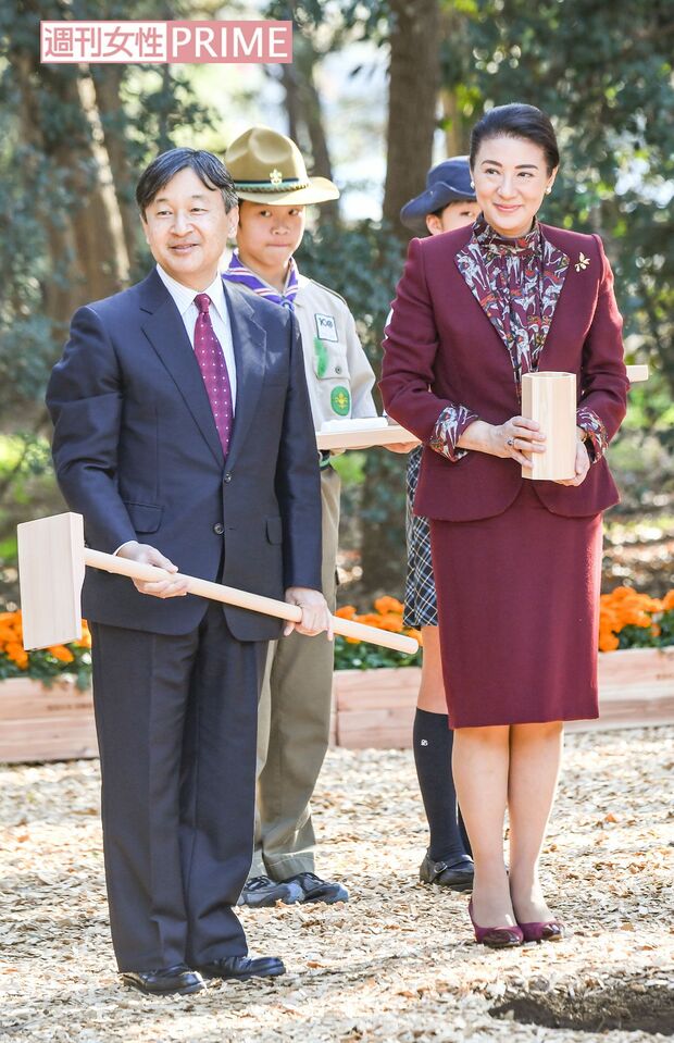 『全国植樹祭』にご出席。雅子さまが土の中に入れた肥料に殿下が土をかけてお手入れを。平成30（2018）年11月