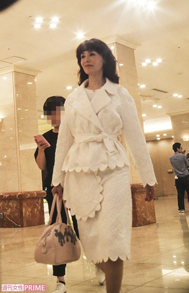 貫禄の“白”が目を引く滝子サン・大地真央