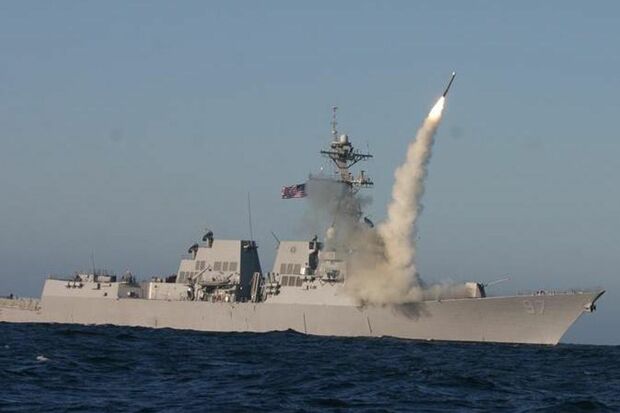 アメリカ海軍のミサイル駆逐艦、USSハルゼーから発射されるトマホークミサイル（アメリカ、海軍航空システム・コマンドのWebサイトより）