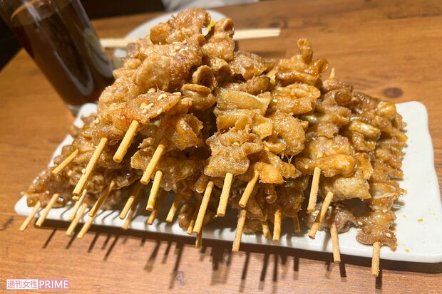 名物『伝串』を重ねに重ねた『新時代ピラミッド（８段）』（36本・1800円）。お手頃価格で映え体験ができると若者に人気!