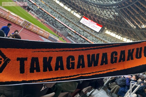 会場でグッズを販売する高校も。写真は準決勝時に販売された高川学園のタオル