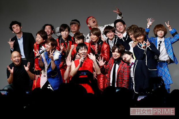 ライブ最後に撮影した超豪華な全員集合写真！　撮影／齋藤周造