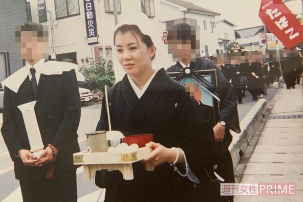 初婚のとき、義父に強制的に作らされた家紋入りの喪服は葬式の際に着て、地域を練り歩いた