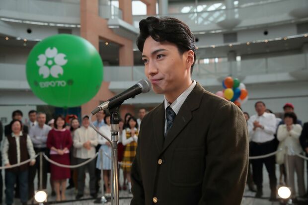 岩佐栄輔役の松下優也　(c)NHK