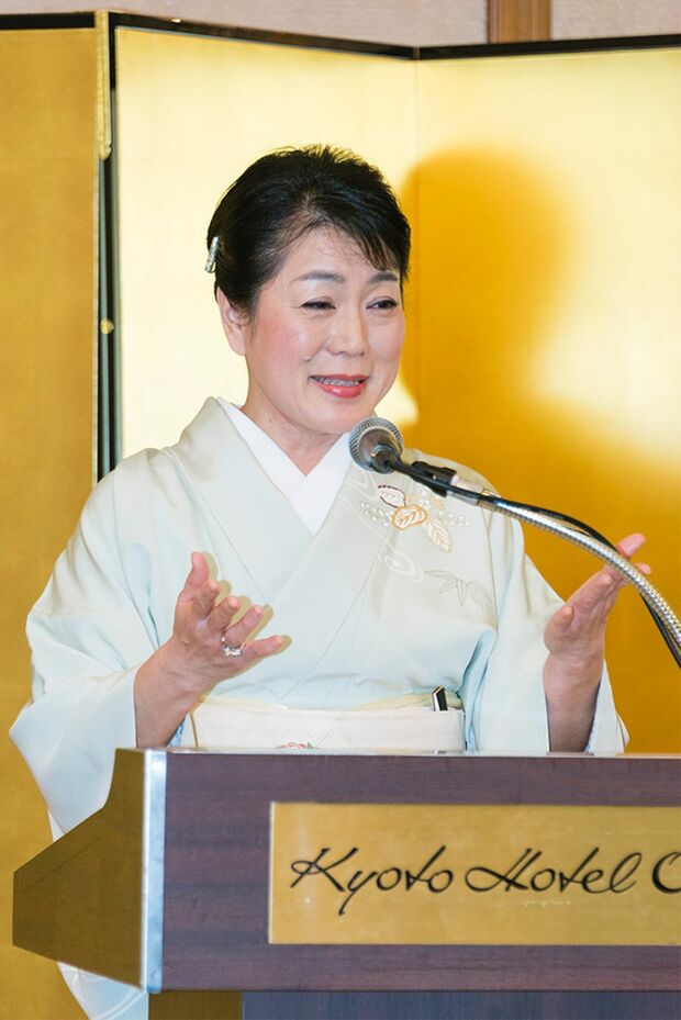 講演やセミナーの依頼が引きも切らず。店の仕事とあわせて全国を飛び回る日々。京菓子やおもてなしなどをテーマに、中学校の修学旅行から企業や業界団体向けまで多岐にわたる