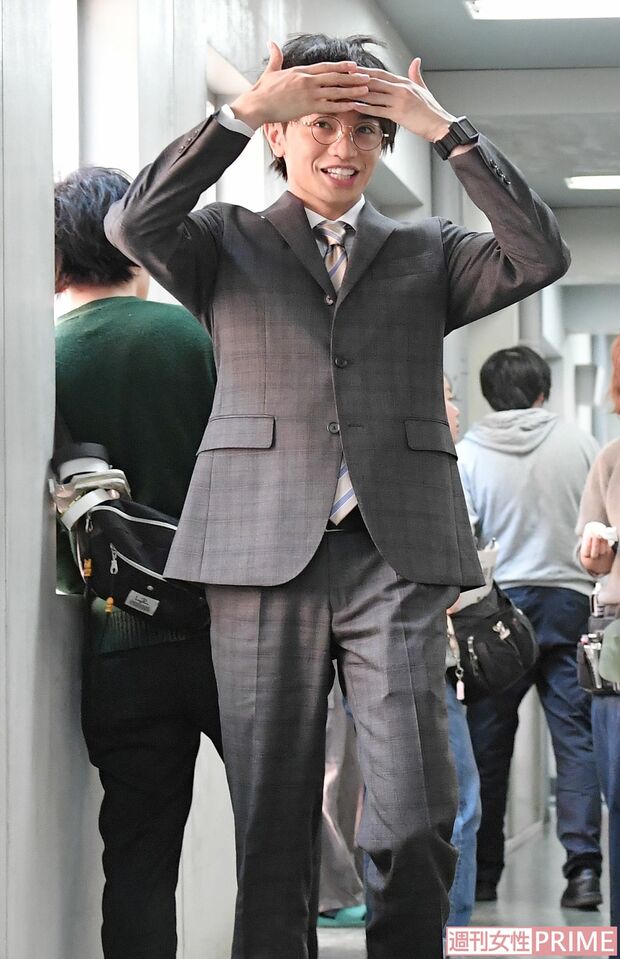 前髪パッツンで大変なことに。かつらでも恥ずかしい!?『未満警察』撮影より　撮影／渡邉智裕