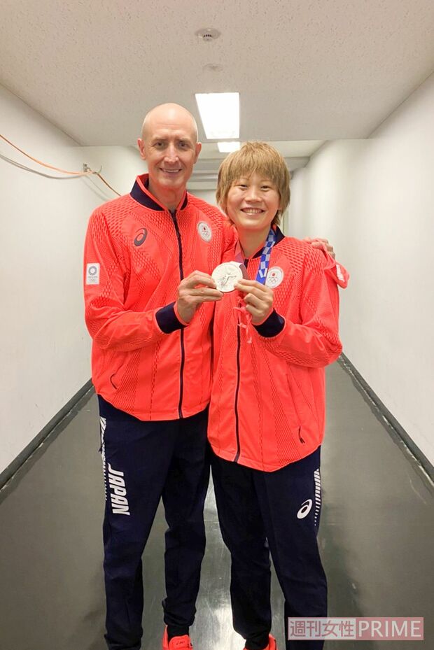 キャプテンの高田選手と栄光を分かち合うホーバスHC