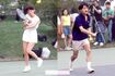 ご結婚から約2か月後、軽井沢で静養された秋篠宮ご夫妻がテニスをプレーされると多くのギャラリーが('90年8月)