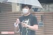 朝早くから長女をバス停まで送る内村。送り終わった道中で近隣のゴミ拾いも行っていた('17年)