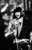 NHK紅白歌合戦に出場した中森明菜。『DESIRE-情熱-』のおかっぱヘアと和風の衣装は当時、話題をさらった