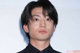 伊藤健太郎、上半身裸の“バキバキ肉体美”披露も「筋…