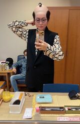 後ろで加トちゃんが見守るなか、伝説のハゲヅラを装着