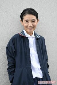 リメイクしたコートを羽織る紫苑さん「規則正しい食生活を続けて太らず、体形を維持すれば同じ洋服を着続けられる。これも節約のうちだと思います」